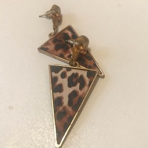 ❗️3/$10 Gold skull and leopard earrings
